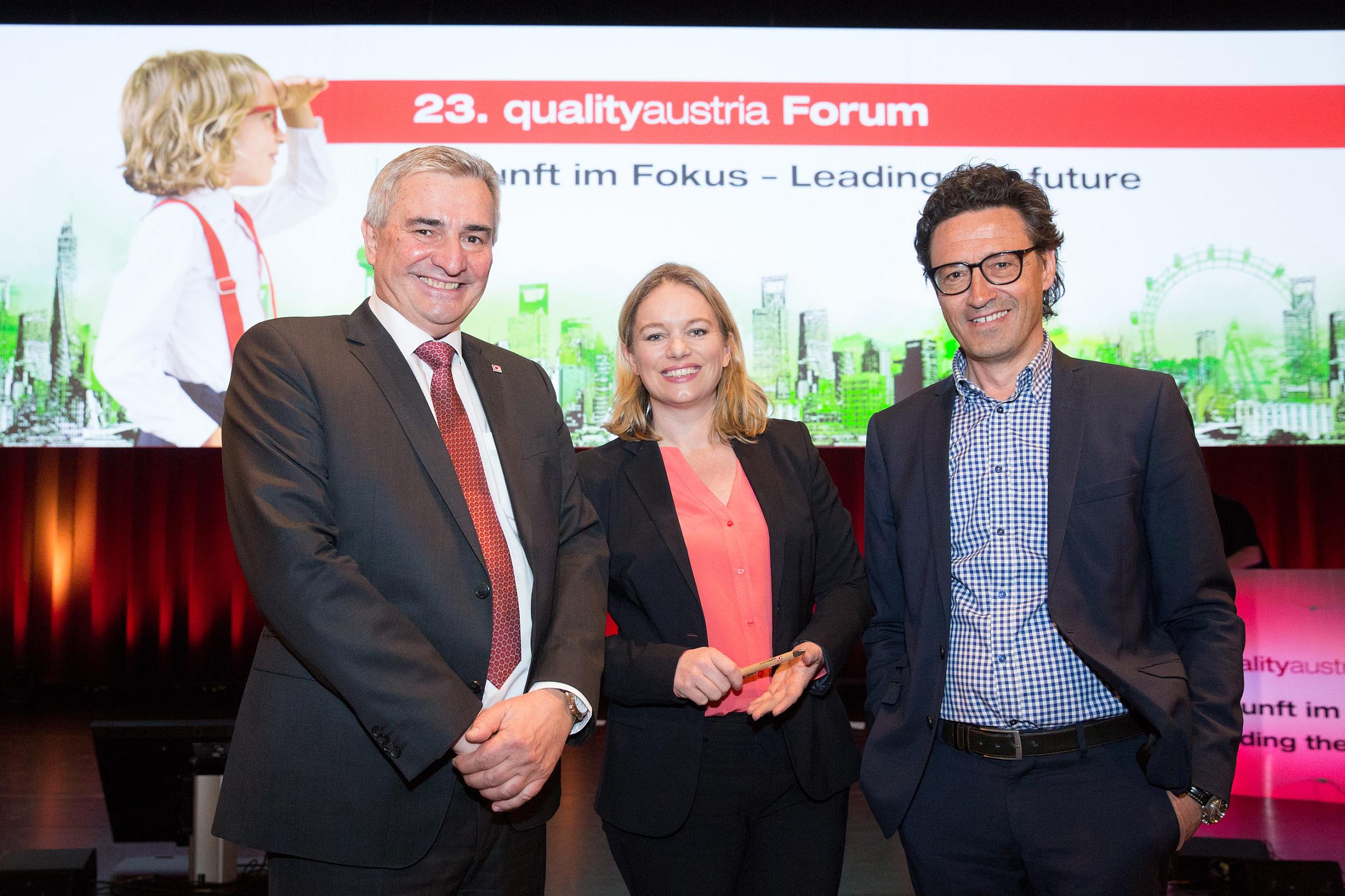 23. qualityaustria Forum, v.l.n.r.: Konrad Scheiber, Corinna Milborn, Georges T. Roos (Bildquelle:©A