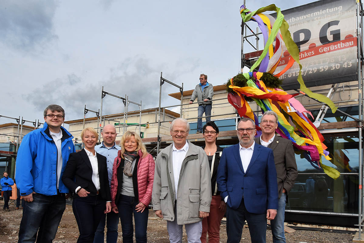 EGRR-Vorstandsvorsitzender Gerfried Bohlen (5.v.l.) feierte mit Gästen und dem Team das Richtfest (B