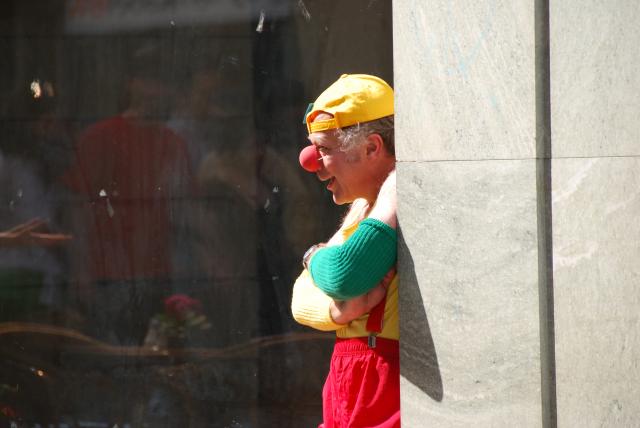 Clown Walk Act in der Altstadt von Konstanz- der Hochburg der Clowns/Jenny Karpawitz Clown Walk Act in der Altstadt von Konstanz- der Hochburg der Clowns/Jenny Karpawitz