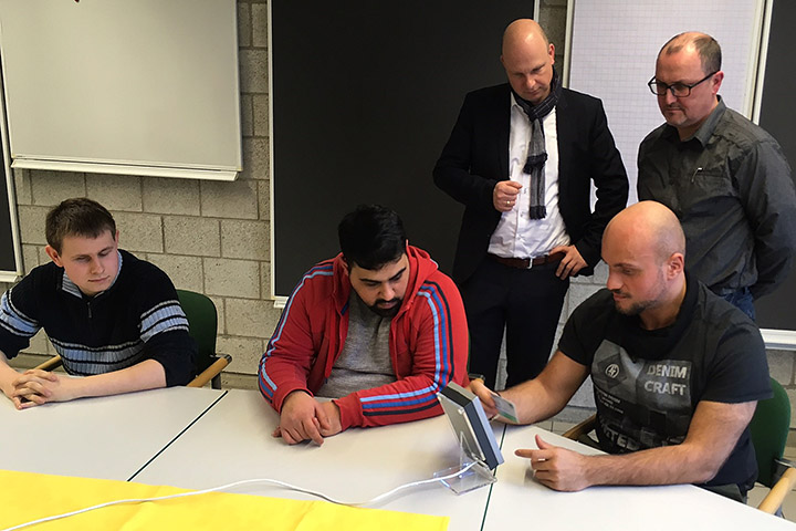 Blinde und sehbehinderte Auszubildende des LWL-Bildungszentrum Soest testen das PCS ZE-Terminal. Blinde und sehbehinderte Auszubildende des LWL-Bildungszentrum Soest testen das PCS ZE-Terminal.