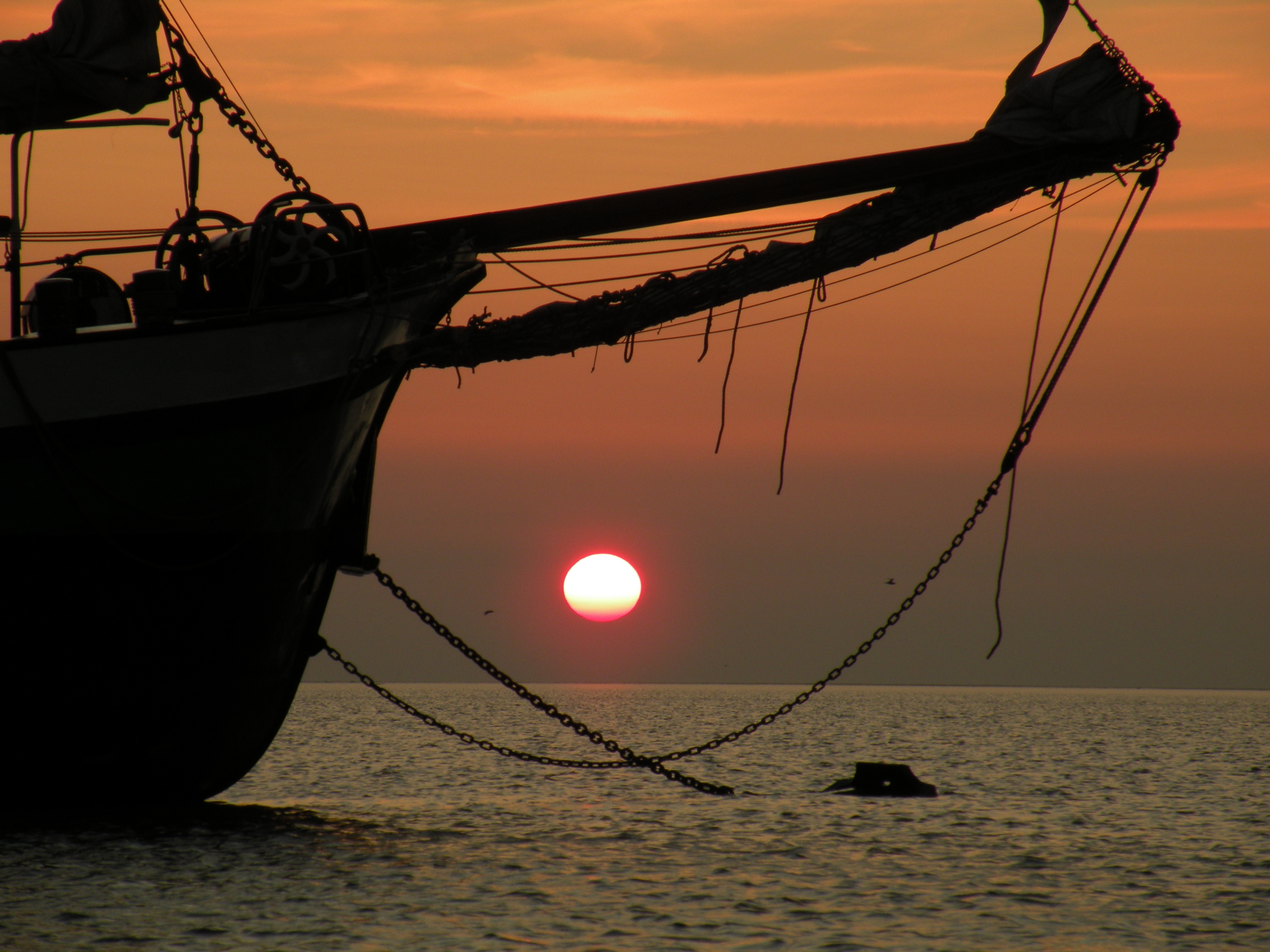 Ein romantischer Sonnenaufgang auf dem Zweimaster Lutgerdina Ein romantischer Sonnenaufgang auf dem Zweimaster Lutgerdina