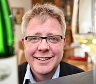 Winzer Oliver Haag bringt leckere Rieslingweine mit. © Holger Bernert Winzer Oliver Haag bringt leckere Rieslingweine mit. © Holger Bernert