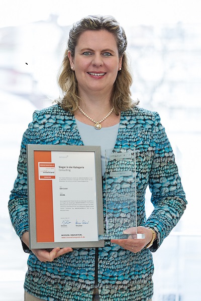 Sigrid Hauer, EBH, erhält den Innovationspreis IT, Kategorie Consulting (Quelle: EBH) Sigrid Hauer, EBH, erhält den Innovationspreis IT, Kategorie Consulting (Quelle: EBH)