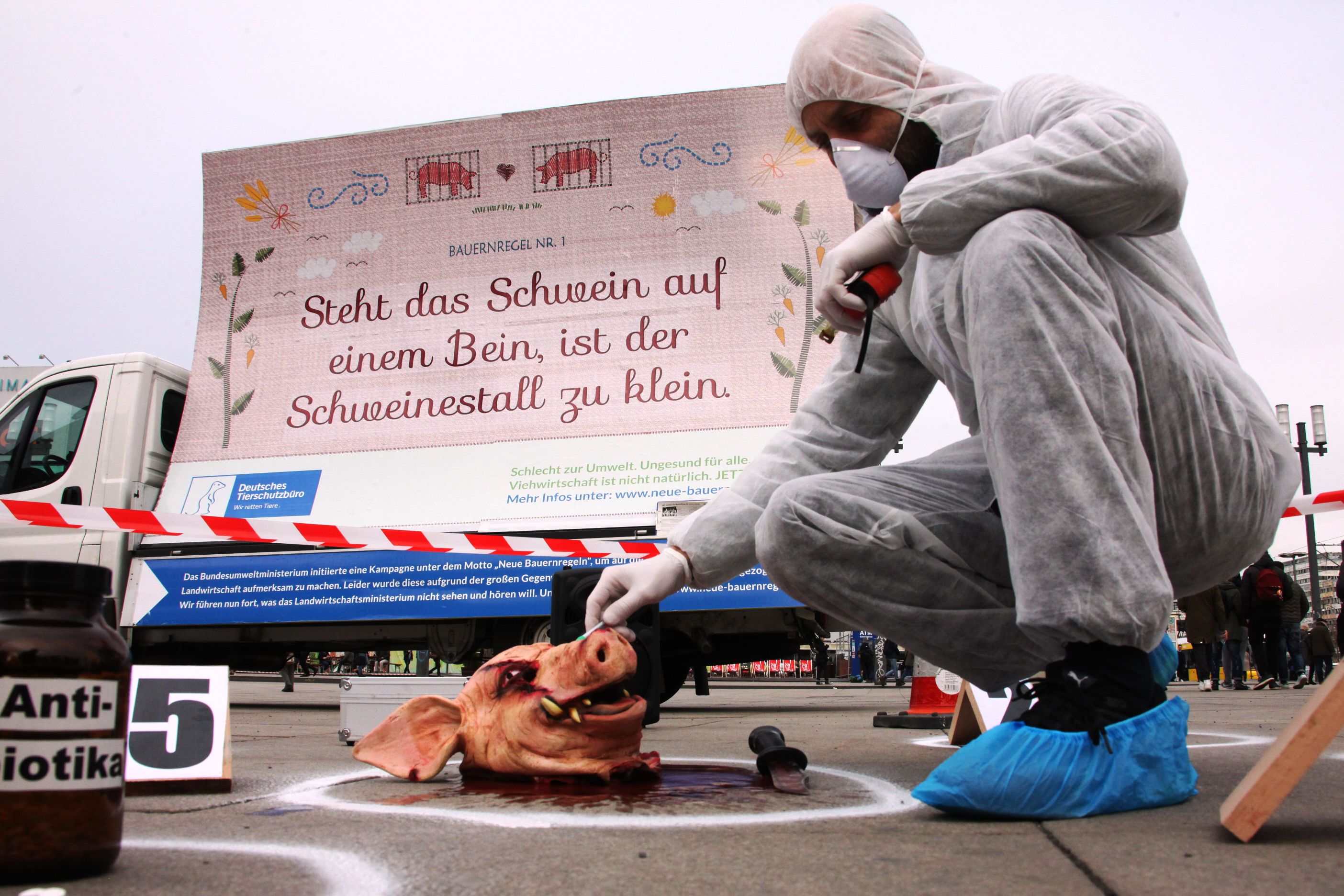 Tatort Massentierhaltung: Opfer der Schlachtanlagen werden untersucht Tatort Massentierhaltung: Opfer der Schlachtanlagen werden untersucht