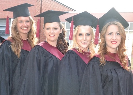 Absolventinnen: Jana Enders, Helena Vlacic, Valerrya Gavarilova, Yasmin Köhler. Foto: Franz Motzko Absolventinnen: Jana Enders, Helena Vlacic, Valerrya Gavarilova, Yasmin Köhler. Foto: Franz Motzko