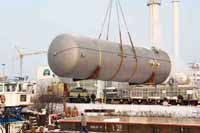 Transport des 20 m hohen und 80 t schweren Speicherbehälters Transport des 20 m hohen und 80 t schweren Speicherbehälters