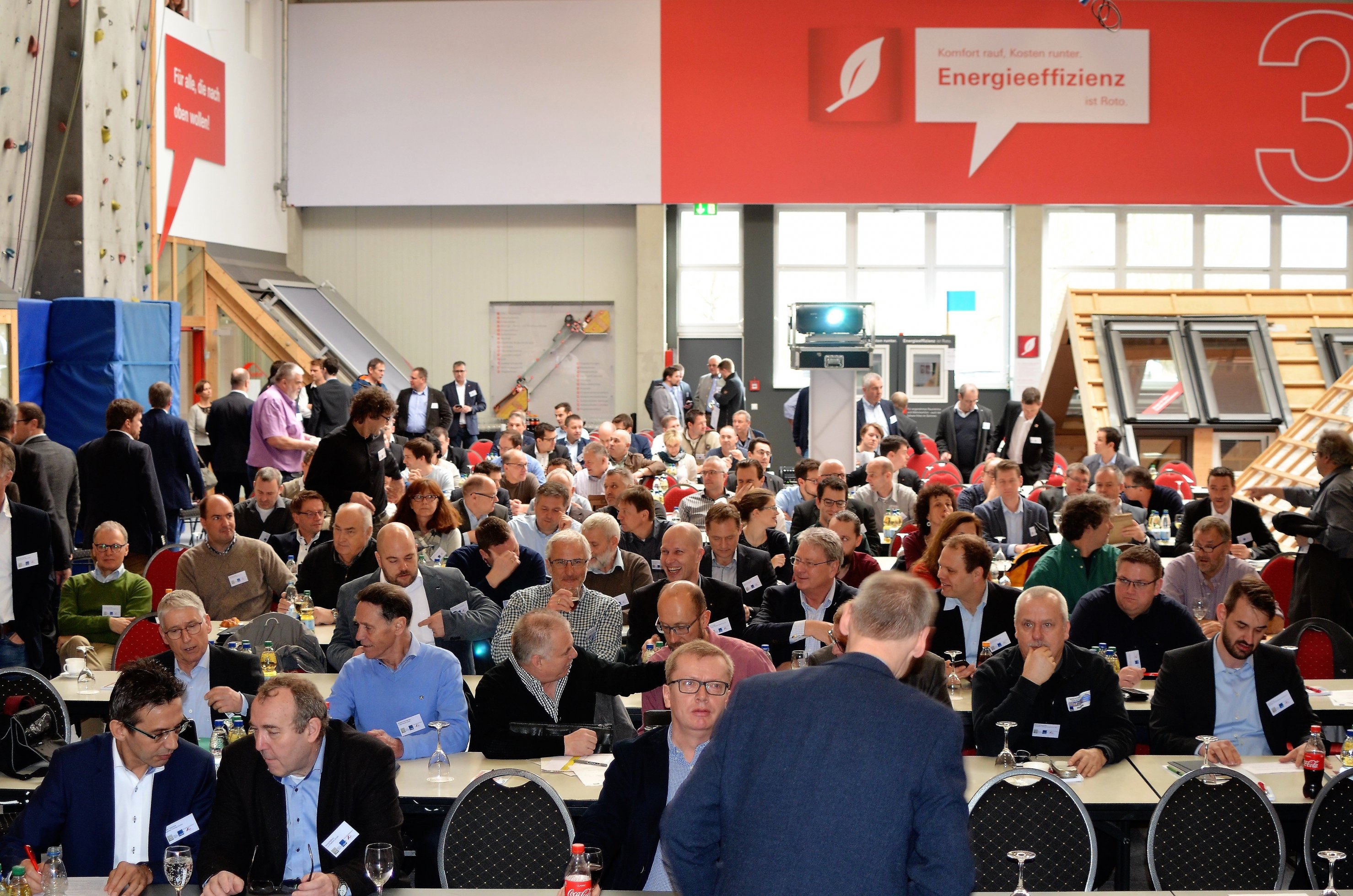 Rund 150 Teilnehmer bei der Frühjahrstagung von Deutschem Holzfertigbau-Verbandes e.V. (DHV) und 81f