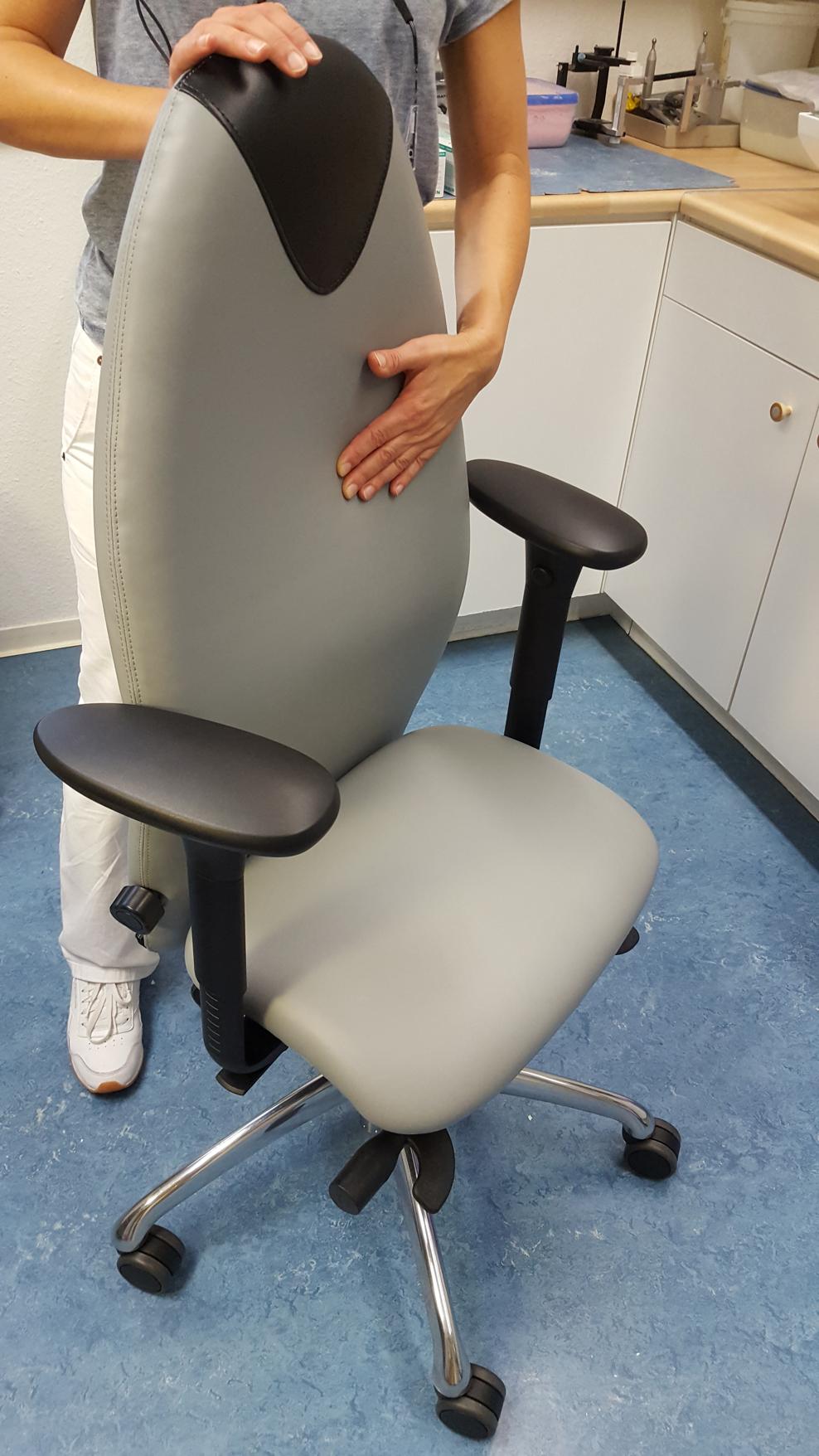 Ergonomischer Arbeitsstuhl für eine Zahnarzthelferin mit Skolioseeinformung in Rückenlehne Ergonomischer Arbeitsstuhl für eine Zahnarzthelferin mit Skolioseeinformung in Rückenlehne