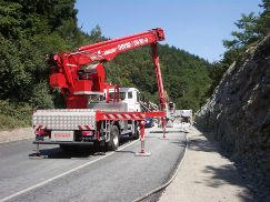 Der seitliche Schwenkbereich der L350 TR von 28,50 m erwies sich dann als entscheidender Vorteil, di Der seitliche Schwenkbereich der L350 TR von 28,50 m erwies sich dann als entscheidender Vorteil, di