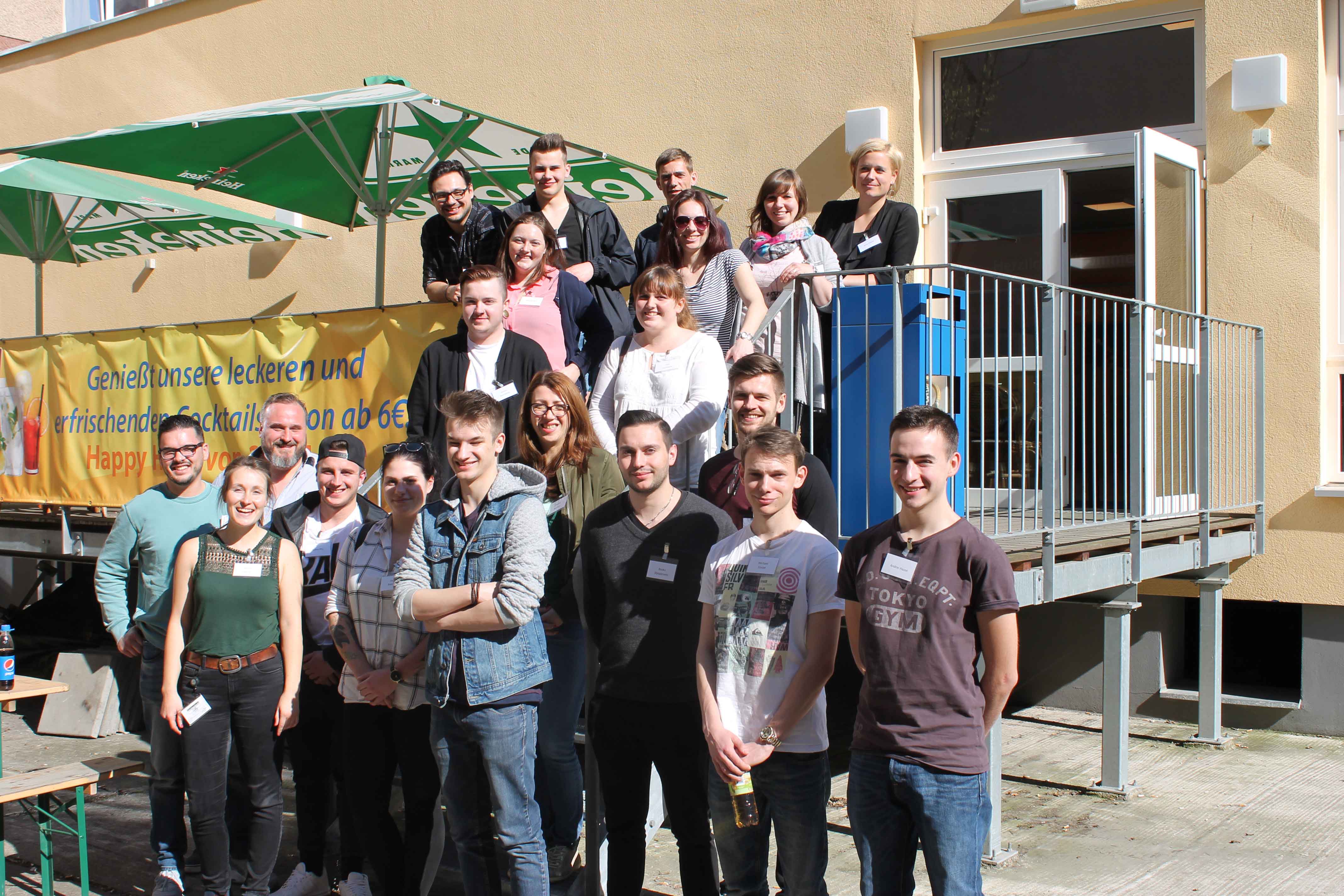 Gruppenfoto der Teilnehmer der ersten A&O Welcome Days; (c) A&O HOTELS and HOSTELS Holding AG