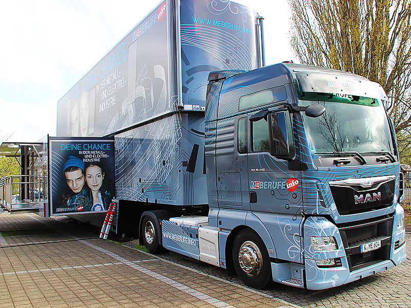 Der VME-InfoTruck während der bbw Berufsinformationstage vor dem Haus der Wirtschaft in Frankfurt (O Der VME-InfoTruck während der bbw Berufsinformationstage vor dem Haus der Wirtschaft in Frankfurt (O