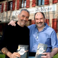 (Foto: HJKrieg, hl-studios, Erlangen): Tommie Goerz mit Fritz Klein vom Gasthaus (Foto: HJKrieg, hl-studios, Erlangen): Tommie Goerz mit Fritz Klein vom Gasthaus
