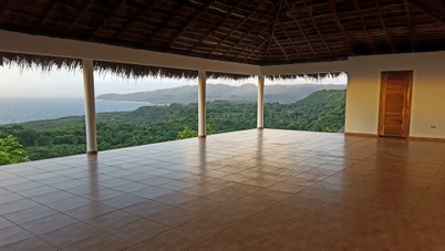 Die brandneue Yoga-Plattform der Samana Ocean View Eco Lodge in der Dominikanischen Republik