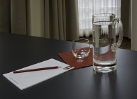 Schreibutensilien und Wasserkrug