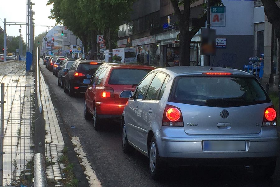 Köln Rettungswege auf der Bonner Straße in Gefahr durch Dauerstau