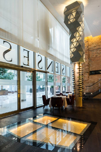 Markante geometrische Formen werten das Innere eines Restaurants auf. Bild: Rheinzink Markante geometrische Formen werten das Innere eines Restaurants auf. Bild: Rheinzink