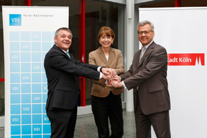 Oberbürgermeisterin Henriette Reker sowie Vorsitzender Karl-Heinz Spix (li.) und Horst Behr (re.) Oberbürgermeisterin Henriette Reker sowie Vorsitzender Karl-Heinz Spix (li.) und Horst Behr (re.)