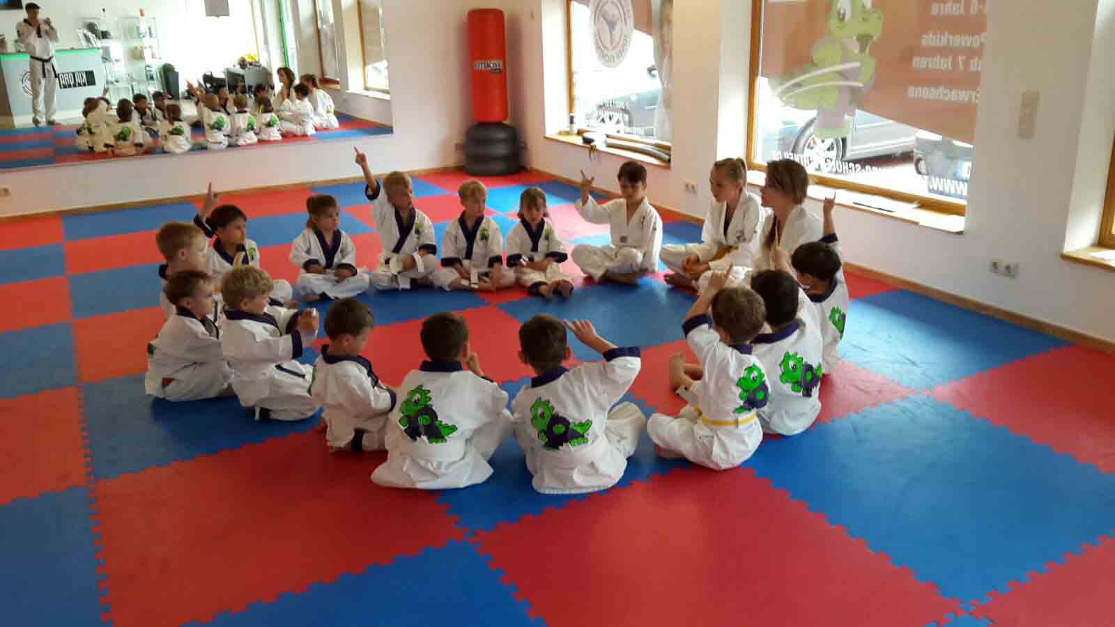 Die Kinder beim besprechen vom Thema des Monats Die Kinder beim besprechen vom Thema des Monats