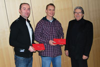 Kurt Erhard (r.) bedankt sich bei Dietmar Wagner (l.) und Frank Jenatschek (m.)