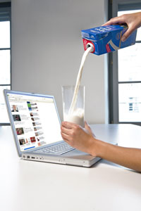 Kleckerfrei genießen mit der „Weihenstephan Haltbare Alpenmilch“.