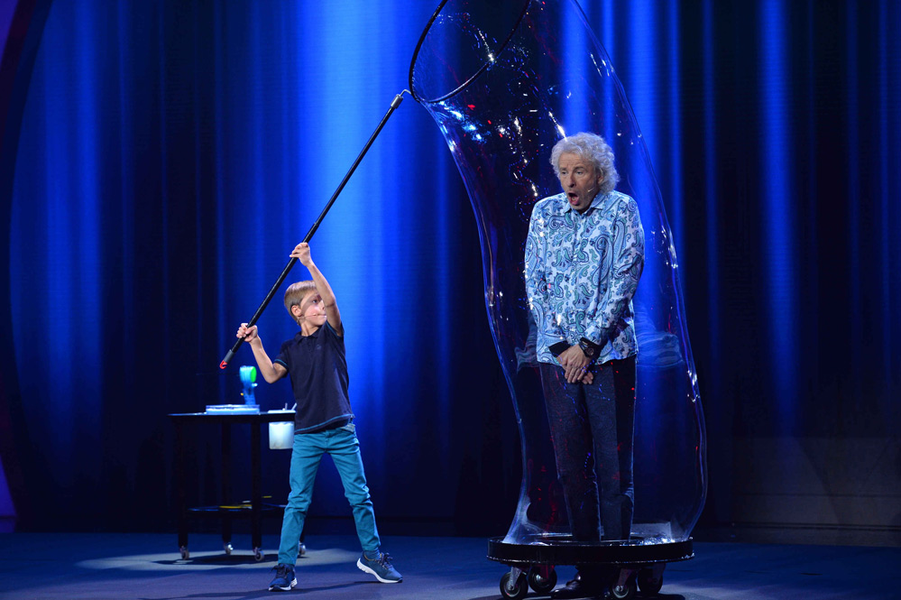 Seifenblasenkünstler Felix seift Thomas Gottschalk ein. Foto: obs/SAT.1/Willi Weber