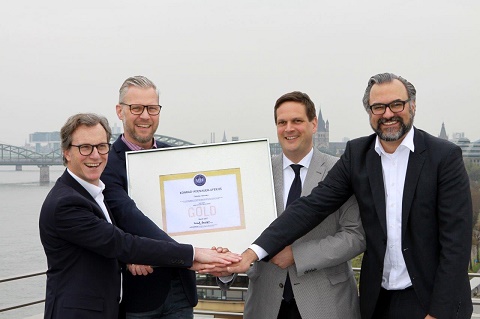 Geschafft! Auf der Dachterrasse des neuen Gebäudes der Bank für Sozialwirtschaft Geschafft! Auf der Dachterrasse des neuen Gebäudes der Bank für Sozialwirtschaft