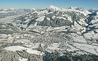 Kitzbühel mit dem Hahnenkamm im Hintergrund