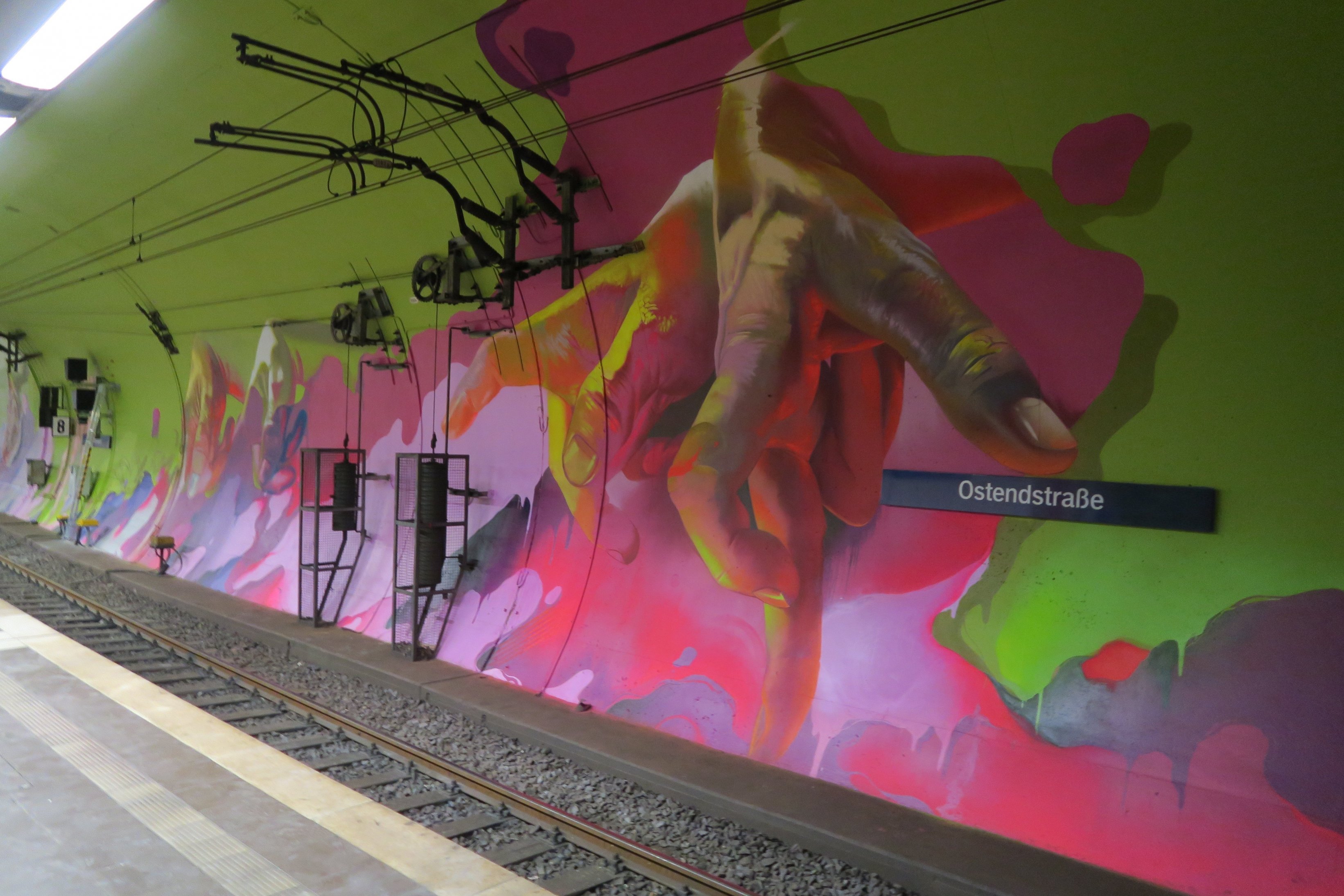 S-Bahnstation Ostendstraße, Frankfurt-Main: Neugestaltung von Graffiti-Künstler Andreas von Chrzanow