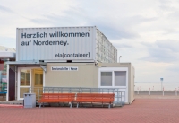 Das ELA Terminal mit Blick aufs Meer begrüßt die neuankommenden Urlaubsgäste. Das ELA Terminal mit Blick aufs Meer begrüßt die neuankommenden Urlaubsgäste.