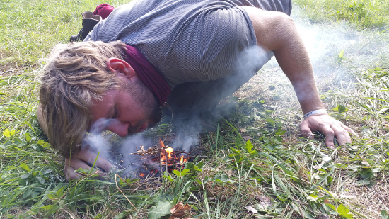 Feuermachen gehört zu den grundlegenden Wildnis-Fähigkeiten und erfordert viel Vorbereitung und Gedu Feuermachen gehört zu den grundlegenden Wildnis-Fähigkeiten und erfordert viel Vorbereitung und Gedu