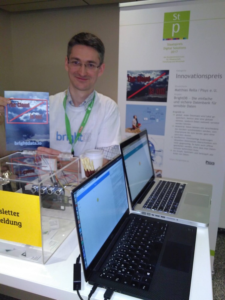 Matthias Rellla am E-Day - brightDB-Stand in der 
