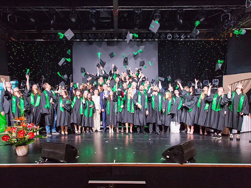 Der traditionelle Hutwurf der Absolventen hier im Rahmen des Festakts zum 10-Jahres-Jubiläum der bbw Der traditionelle Hutwurf der Absolventen hier im Rahmen des Festakts zum 10-Jahres-Jubiläum der bbw