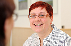 Lena Schneider von der ASB Service GmbH im Gespräch mit Lydia Holm. © Holger Bernert Lena Schneider von der ASB Service GmbH im Gespräch mit Lydia Holm. © Holger Bernert