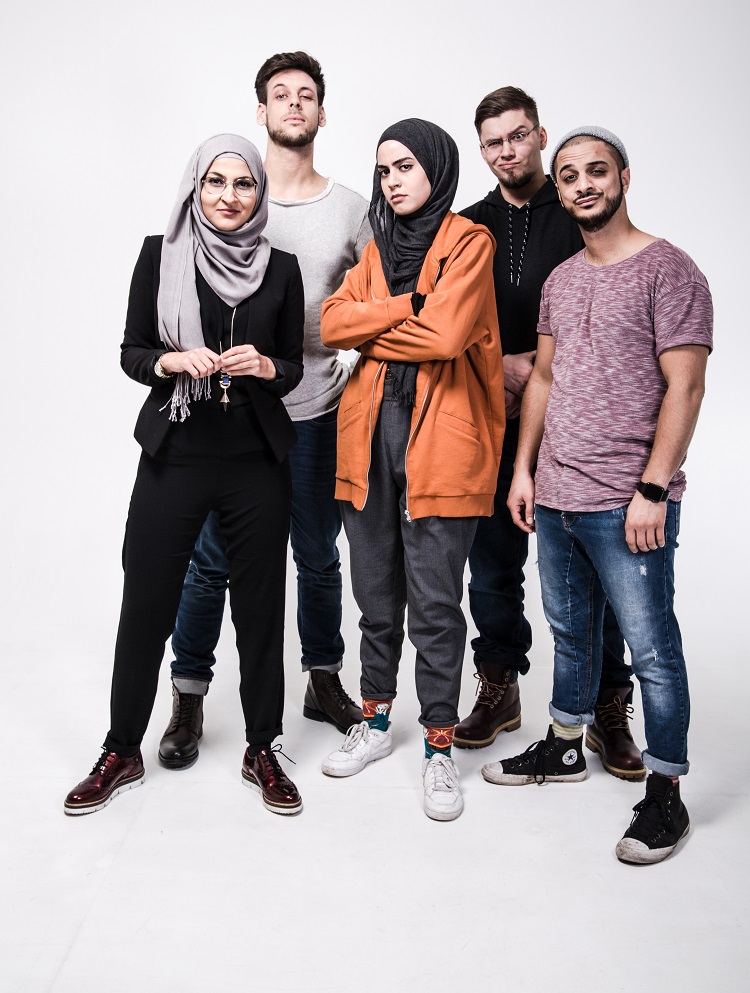 Datteltäter-Gruppe: Farah Bouamar, Marcel Sonneck, Hibat Kelifi, Fiete Aleksander, Younes Al-Amayra Datteltäter-Gruppe: Farah Bouamar, Marcel Sonneck, Hibat Kelifi, Fiete Aleksander, Younes Al-Amayra