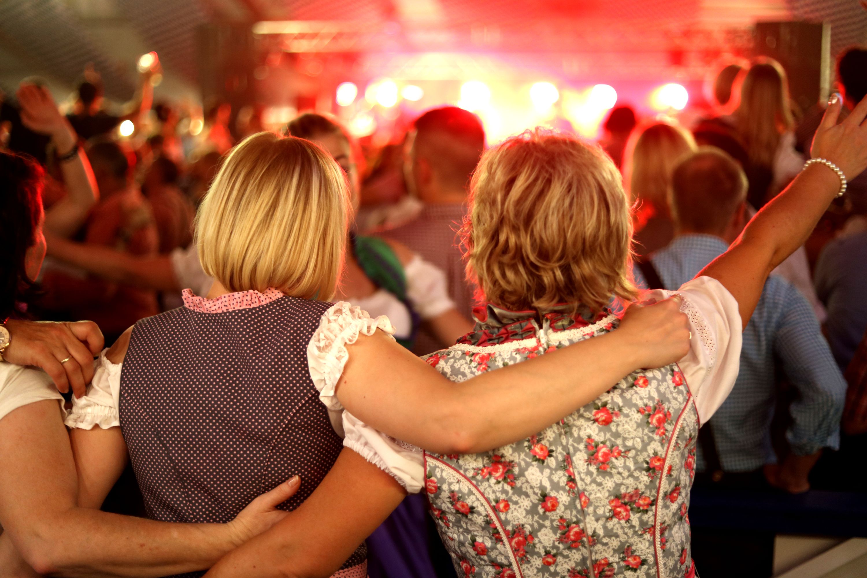 Beste Stimmung im Festzelt beim Original Karlsruher Oktoberfest auf dem Karlsruher Messplatz Beste Stimmung im Festzelt beim Original Karlsruher Oktoberfest auf dem Karlsruher Messplatz