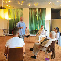 Amir Weiss bei der Ausbildung der neuen Therapeuten
