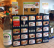 Auffällige POS-Aktion: alwa und Tripsdrill präsentieren den „Frühlingsjubel“. (Bild: alwa) Auffällige POS-Aktion: alwa und Tripsdrill präsentieren den „Frühlingsjubel“. (Bild: alwa)