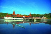 Der Hevizer See mit Blick auf Heilbad