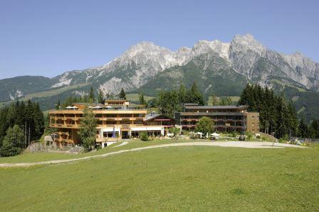 Holzhotel Forsthofalm im Sommer