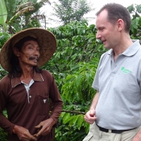 Nigel Sizer auf einer Kaffeefarm in Indonesien. Foto: Rainforest Alliance