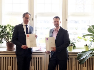 Die Geschäftsführer Emmanuel Sauvonnet & Markus Blatt freuen sich über die erneute Auszeichnung. Die Geschäftsführer Emmanuel Sauvonnet & Markus Blatt freuen sich über die erneute Auszeichnung.