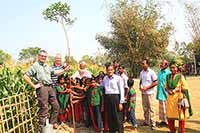 Der Deutsche Botschafter Dr. Prinz pflanzt mit Schülerinnen den millionsten Baum in Bangladesch