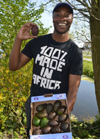 Produktmanager Neville Mchina freut sich über die hohe Qualität der Bio-Avocados aus Kenia. © Eosta Produktmanager Neville Mchina freut sich über die hohe Qualität der Bio-Avocados aus Kenia. © Eosta