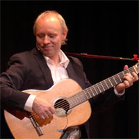 Autor, Musiker und Sänger Rolf Rötgers mit seinem Menschenlieder-Benefiz-Programm Autor, Musiker und Sänger Rolf Rötgers mit seinem Menschenlieder-Benefiz-Programm