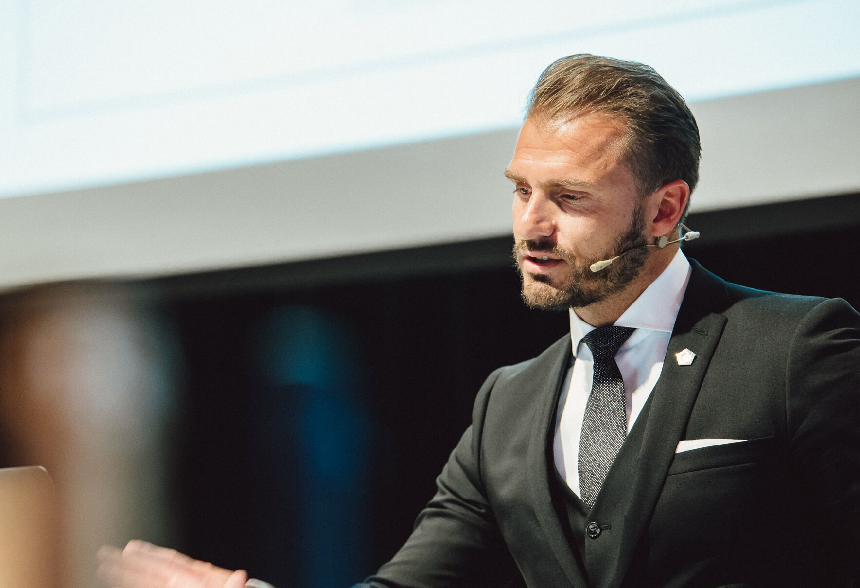 WirtschaftsHaus Vertriebsvorstand Sandro Pawils verkündet die Produktoffensive WirtschaftsHaus Vertriebsvorstand Sandro Pawils verkündet die Produktoffensive