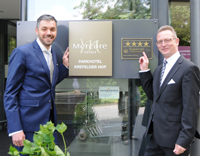 Bart Vaessen (l.) übernimmt das Mercure Parkhotel Krefelder Hof von Henning Michel (r.). 
