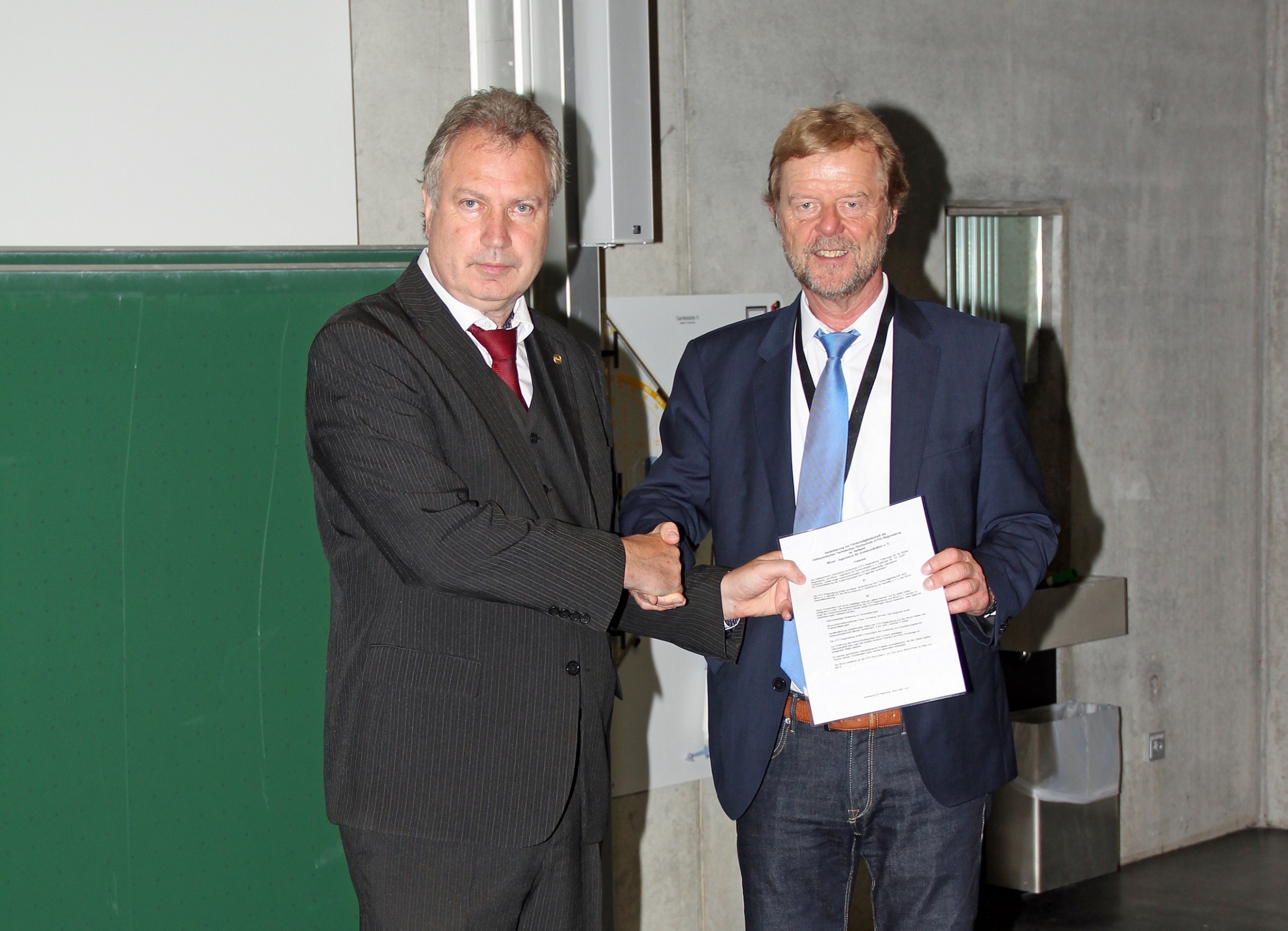 v.l.n.r.: Dipl.-Ing. Heinz Leymann (IfKom), Prof. Dr. Wolfgang Baier (OTH Regensburg) v.l.n.r.: Dipl.-Ing. Heinz Leymann (IfKom), Prof. Dr. Wolfgang Baier (OTH Regensburg)