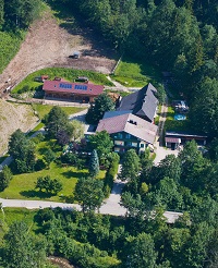 Aufnahme des Landgasthofs in der Kreh von oben (Landhotel Post Ebensee)