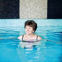 Frau im Pool