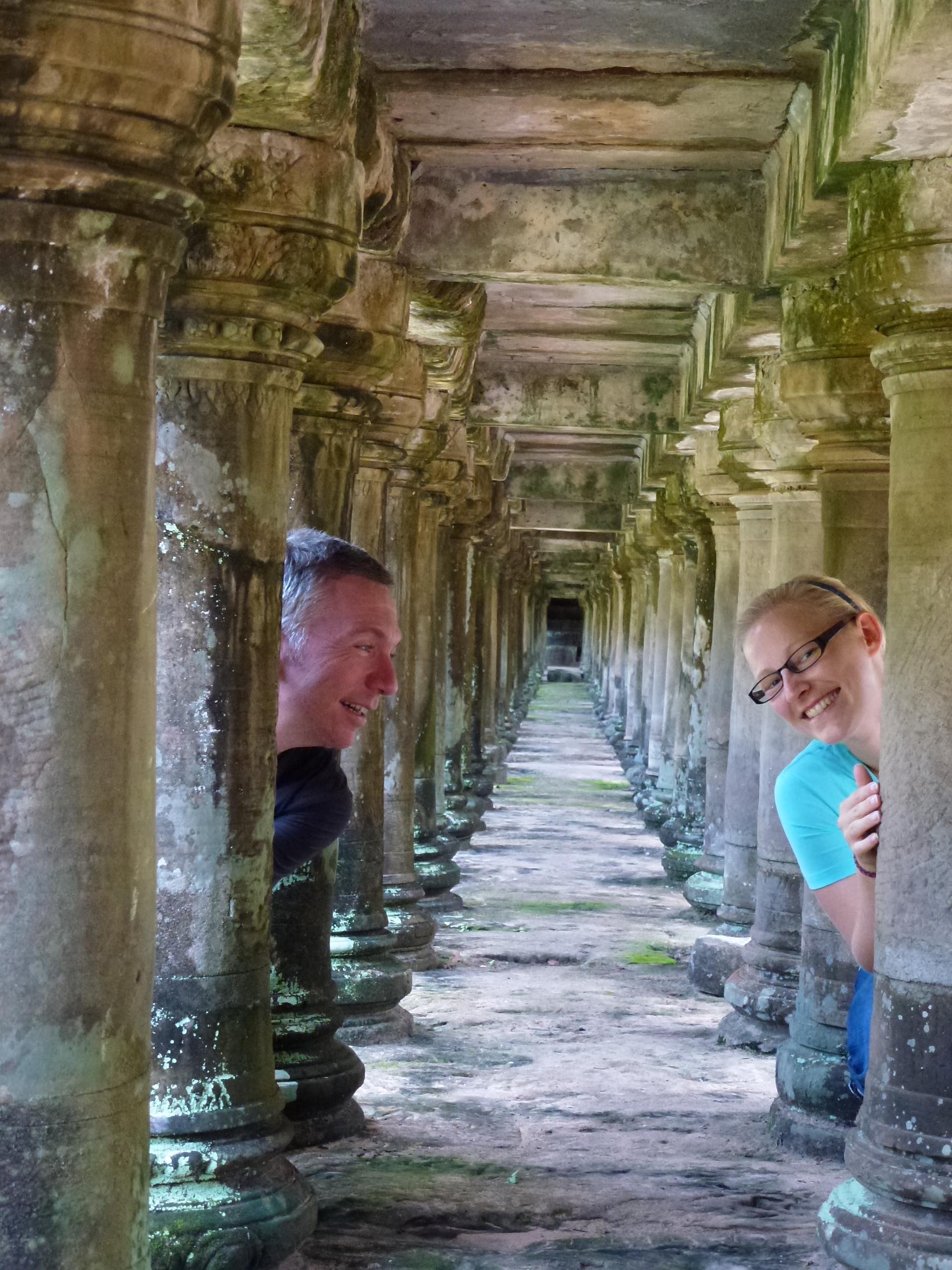 Doreen und Richard erkunden den Baphoun, einen Tempelberg im antiken Angkor Thom, nahe dem heutigen 